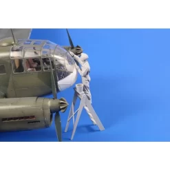 Siebel Si-204 / Aero C-3 Airman (nettoyage Du Vitrage De La Verrière) Cet Ensemble Offre Une Figurine En Résine D'un Membre D'éq